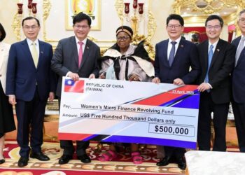 Her Majesty the Indlovukazi receives a E9.3M cheque from Taiwan’s Foreign Minister, H.E. Lin Chia-Lung, at Ludzidzini Royal Residence.