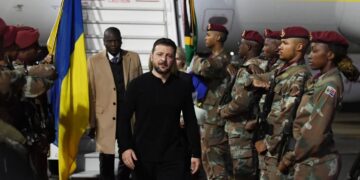 President Volodymyr Zelenskyy arrives in South Africa for his first official visit, welcomed by Minister Ronald Lamola. Photo: DIRCO ZA