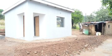 Deputy Prime Minister Thulisile Dladla hands over the new house to Mkhulu Albert Magongo in Macetjeni.