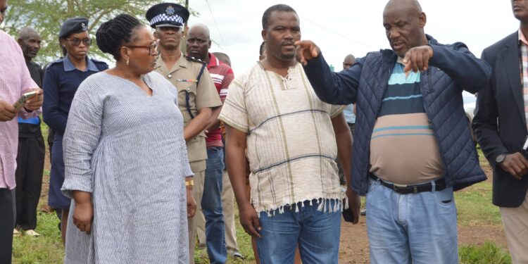 DPM Thulisile Dladla speaks with Lunkuntfu residents during a site visit on rural service challenges.
