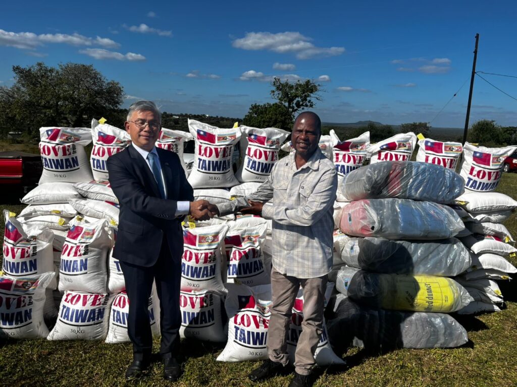Minister of Agriculture Mandla Tshawuka and officials from the Embassy of the Republic of China (Taiwan) mark Taiwan’s E11 million support for the construction of the Sidvokodvo Dam. Photo by Embassy of the Republic of China (Taiwan) – Eswatini