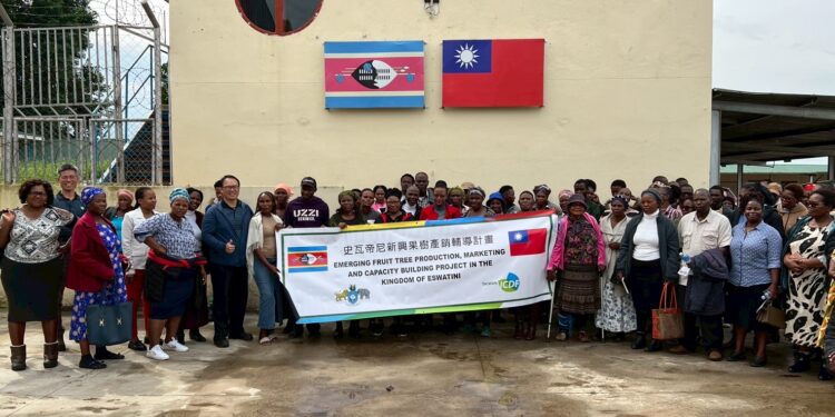 Farmers from across Eswatini participate in a hands-on guava and dragon fruit cultivation workshop, learning composting techniques to improve sustainable farming. Photo by Taiwan Technical Mission