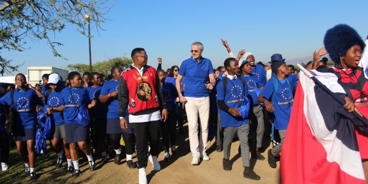 EU Ambassador Karsten Mecklenburg walks alongside high school students during the EU Bushfire Schools Festival, engaging with youth ahead of the main Bushfire event. Malkerns, Eswatini – 20250529 – School’s Festival, Bushfire 2025. Photo: Bram Lammers / MTN Bushfire