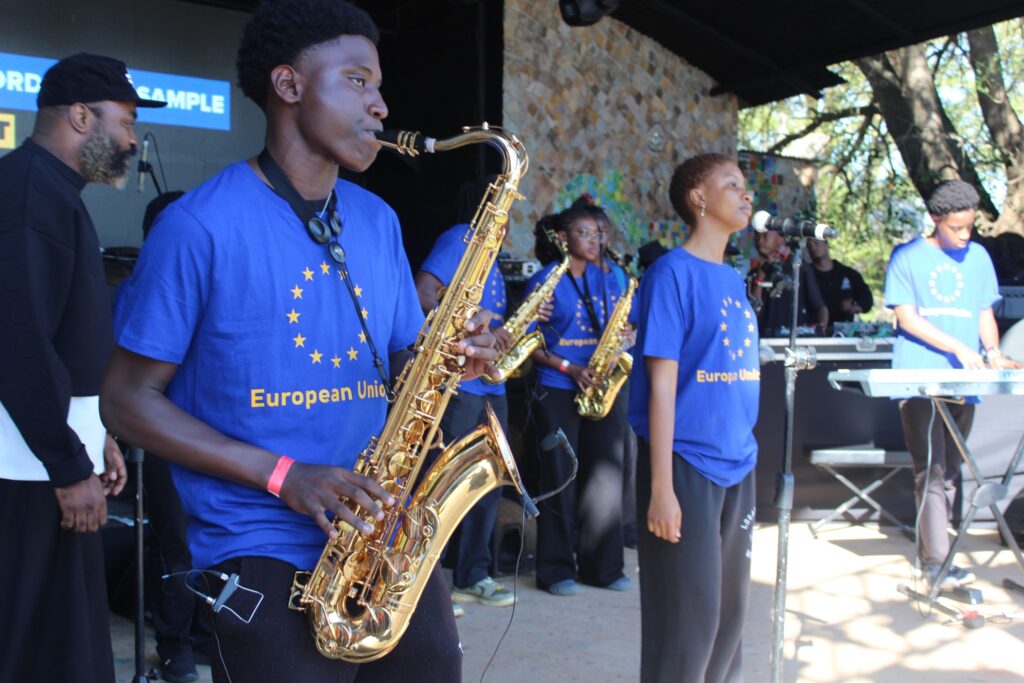 High school students from across Eswatini perform song and dance pieces at the EU Bushfire Schools Festival, celebrating youth creativity and sustainability. Malkerns, Eswatini – 20250529 – School’s Festival, Bushfire 2025. Photo: Bram Lammers / MTN Bushfire