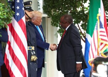 U.S. President Donald Trump welcomes South African President Cyril Ramaphosa to the White House in Washington, D.C., U.S., May 21, 2025. REUTERS/Kevin Lamarque