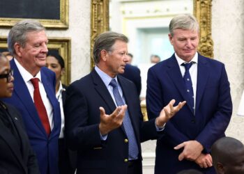 Retief Goosen, center, speaks during a meeting between President Donald Trump and Cyril Ramaphosa, South Africa's president in the Oval Office of the White House in Washington, DC, on Wednesday, May 21. Jim Lo Scalzo/EPA/Bloomberg/Getty Images