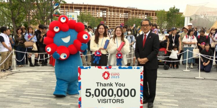 Photo session at the ceremony to commemorate 5 million visitors