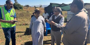 Acting Prime Minister Thulisile Dladla speaks to officials during her inspection of foot-and-mouth disease checkpoints in Shiselweni on Saturday.
