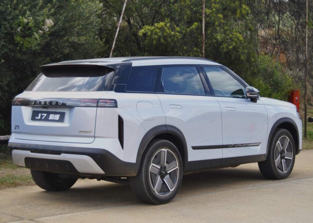 J7 SHS’s biggest exterior difference from the normal petrol are the 19-inch aero alloy wheels