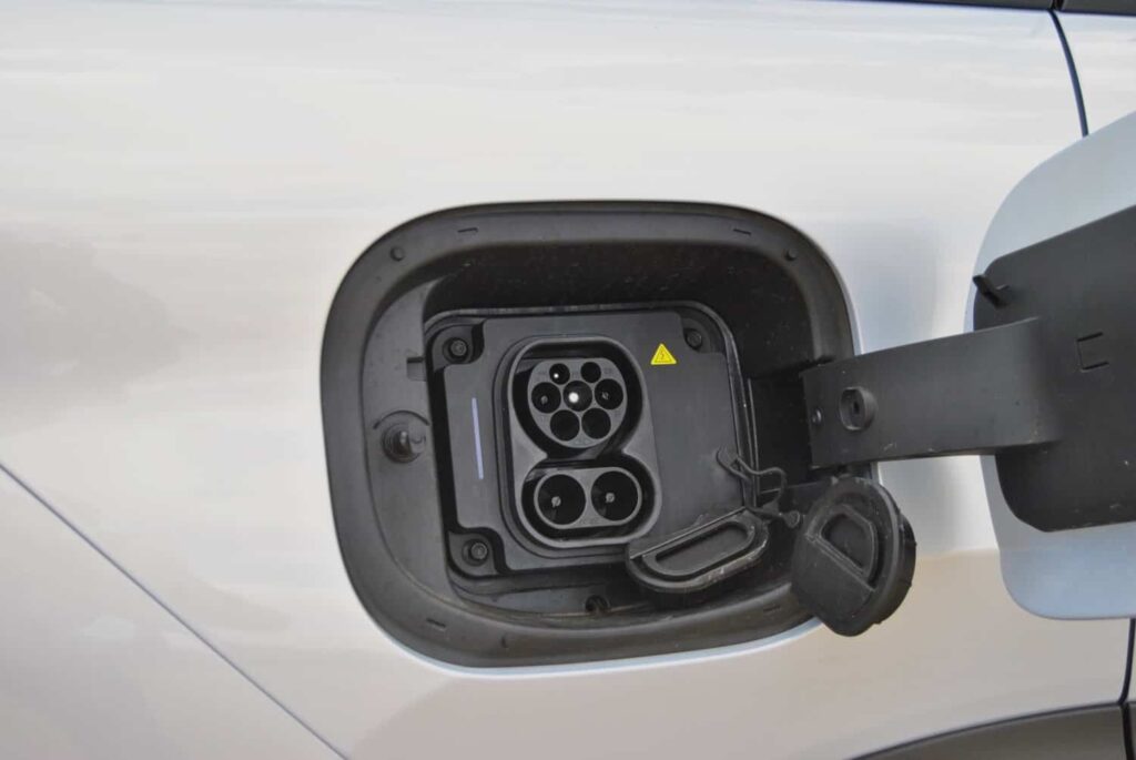 Despite its smaller battery than that of the C9, the J7 SHS also supports DC fast charging.
