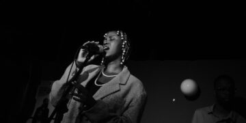 Sarnilo performing live — a moment of raw emotion and quiet power. Photo: X/@SarNilo