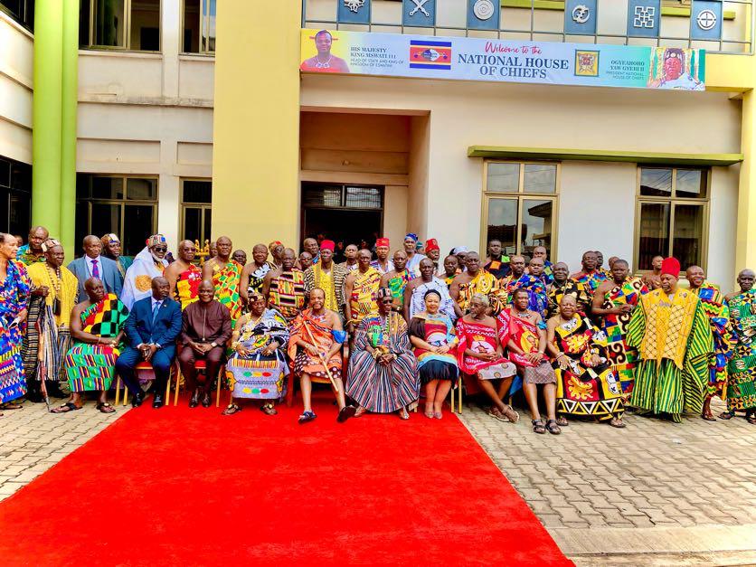 His Majesty the King of Eswatini poses for a group photo with members of Ghana’s National House of Chiefs and dignitaries, following his address in Kumasi.