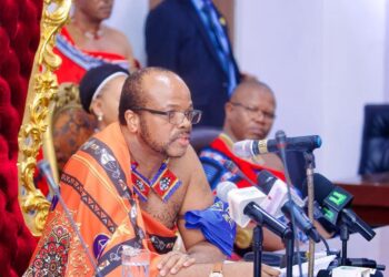 His Majesty the King of Eswatini delivers an address at Ghana’s National House of Chiefs in Kumasi, accompanied by Foreign Affairs Minister Pholile Shakantu.