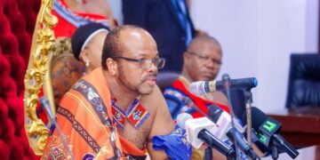 His Majesty the King of Eswatini delivers an address at Ghana’s National House of Chiefs in Kumasi, accompanied by Foreign Affairs Minister Pholile Shakantu.