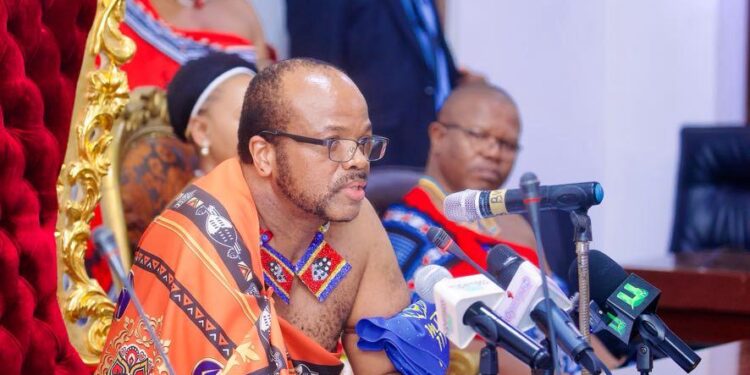 His Majesty the King of Eswatini delivers an address at Ghana’s National House of Chiefs in Kumasi, accompanied by Foreign Affairs Minister Pholile Shakantu.