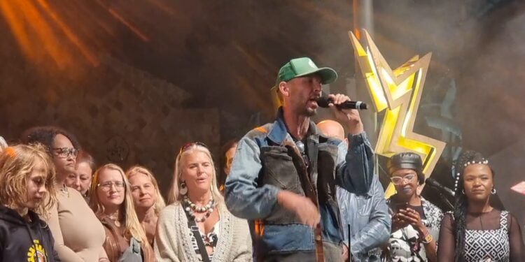 Jiggs Thorne speaking to the audience. Photo by Adekunle Owolabi