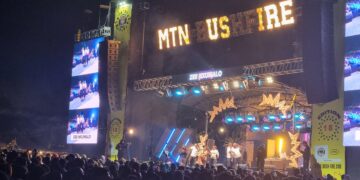 Fans cheer as Zee Nxumalo lights up the MTN Bushfire stage Photo: Adekunle Owolabi