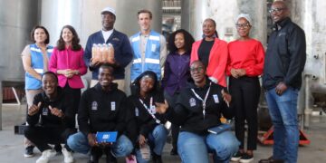 Entrepreneur Sandile Mavuso poses with the UNDP delegation. UNDP/Mantoe Phakathi