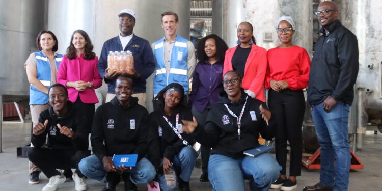 Entrepreneur Sandile Mavuso poses with the UNDP delegation. UNDP/Mantoe Phakathi
