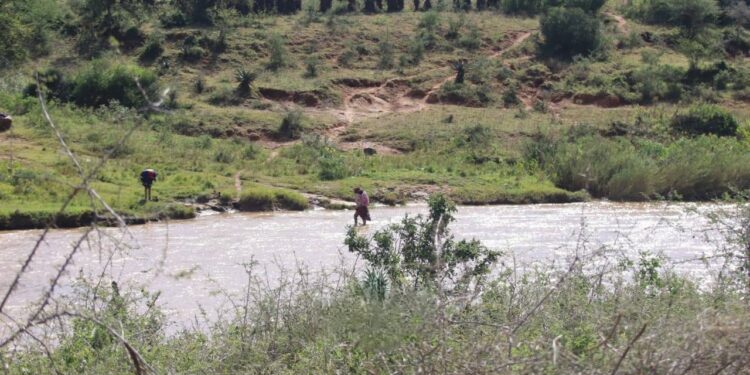 People crossing the Ingwavuma River