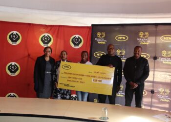 One of the award recipients receives their E10,000 prize during the 2025 MTN SEDCO Cija Ngebhizinisi Awards ceremony.
