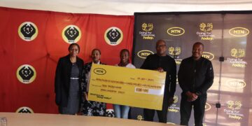 One of the award recipients receives their E10,000 prize during the 2025 MTN SEDCO Cija Ngebhizinisi Awards ceremony.
