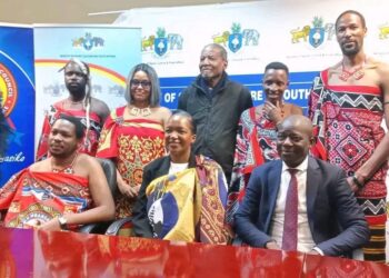 Emaswati actors have a photo opportunity with the Minister of Sports, Culture and Youth Affairs, Bongani Nzima. (Courtesy pic)
