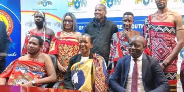 Emaswati actors have a photo opportunity with the Minister of Sports, Culture and Youth Affairs, Bongani Nzima. (Courtesy pic)