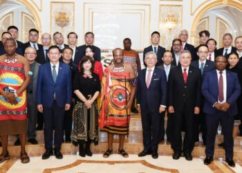 His Majesty King Mswati III pictured with Taiwanese investors and Ambassador Jeremy Liang during the Taiwan-Eswatini Business Presentation at Mandvulo Grand Hall.
