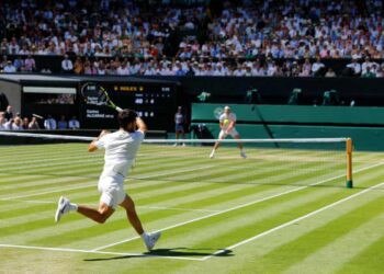 Carlos Alcaraz rips a forehand towards Taylor Fritz in their semi-final (courtesy pic.)