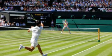 Carlos Alcaraz rips a forehand towards Taylor Fritz in their semi-final (courtesy pic.)