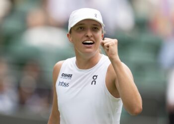Swiatek crushes Bencic to reach Wimbledon final