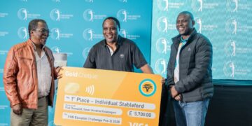 Amateur Champion, Vusi Gama flanked by Golfers Association President, Musa Mdluli and FNB REP Mcedzi Ngomane