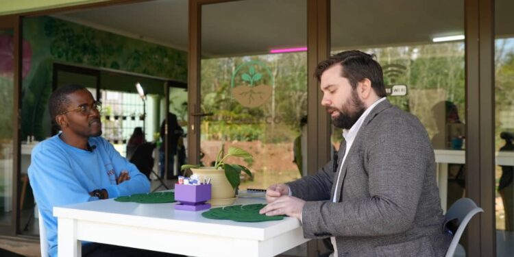 Sphiwo Lushaba (L) and Global traveler Tom Anderson (R)