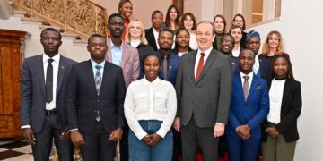 The participants of the IPS Africa 2025 together with Dr. Michael Schäfer (Director of the German Bundestag from September 2022 to May 2025) (© DBT/ Inga Haar)