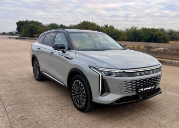 Think twice before taking on the Omoda C9 PHEV when the light turns green. Picture: Mark Jones
