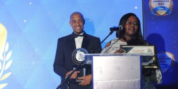 Philile Nxumalo, Finance Manager at Ubombo Sugar, receiving the top taxpayer award during the ERS Client Appreciation Day.