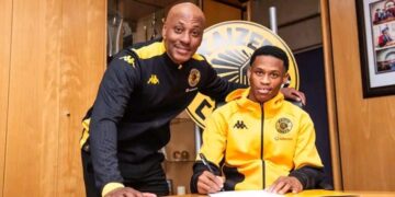 Kaizer Chiefs Sporting Director, Kaizer Junior Motaung posing with Asanele Velebayi (Courtesy Pic.)