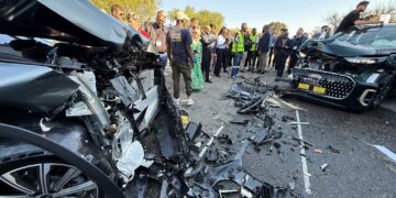 Two Chery Tiggo 9s collide in Africa’s first live dual-vehicle crash test in 20 years, demonstrating airbags, crumple zones, and safety systems in action. Photo: PhotoStories