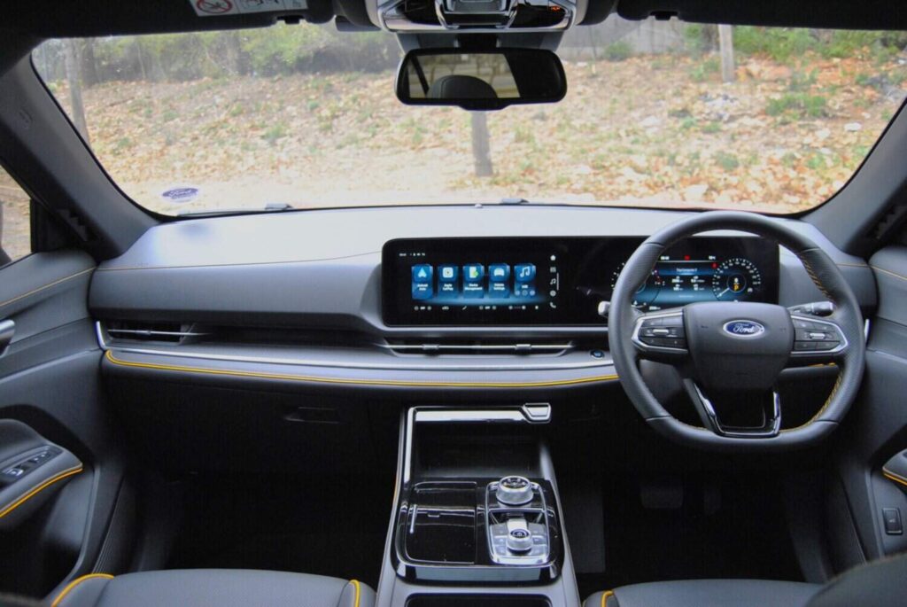 Dark interior elements involve imitation carbon fibre, expanded leather and Cyber Orange stitch work.