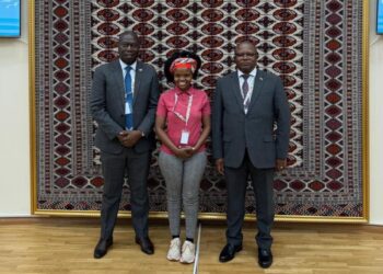 Minister of Commerce, Industry and Trade Manqoba Khumalo joins Andile Mbingo and fellow delegates for a group photo at the Youth Forum in Turkmenistan.