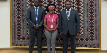 Minister of Commerce, Industry and Trade Manqoba Khumalo joins Andile Mbingo and fellow delegates for a group photo at the Youth Forum in Turkmenistan.