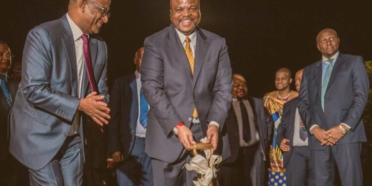 King Mswati III with Central Bank Governor Phil Mnisi and Prime Minister Russell Dlamini