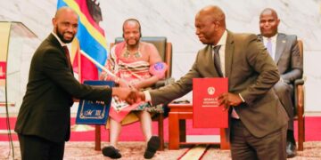 ENPC Acting CEO Musa Shongwe and Petromoc CEO Helder Chambisse exchange documents after signing a cooperation agreement in Maputo, witnessed by His Majesty King Mswati III and Mozambican President Daniel Chapo.