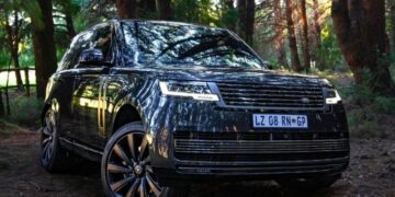 The new Range Rover SV commands presence with its bold silhouette and bespoke finishes tailored for elite tastes. Photo by TopGear South Africa