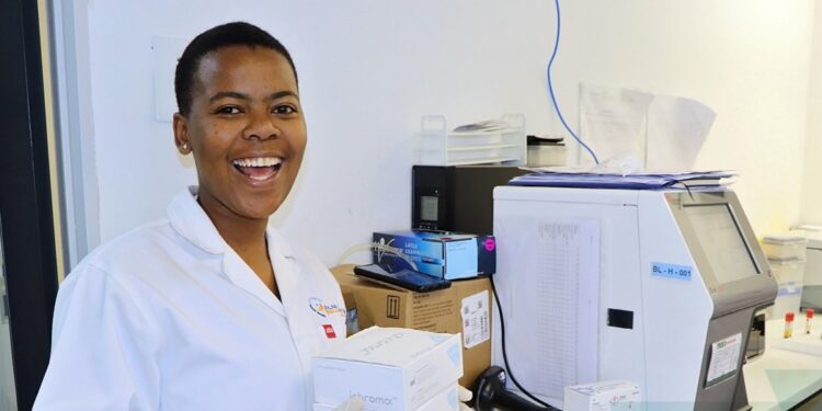 Young Emaswati scientist at work in the lab. Photo: UNDP Eswatini