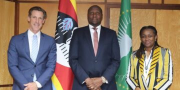 Prime Minister Russell Mmiso Dlamini with UNDP representatives Henrik Franklin and Nessie Golakai-Gould during a meeting at the Private and Cabinet offices.