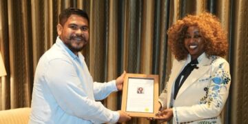 Minister Savannah Maziya receives the Visionary Leadership in Transforming ICT and STEM Education Award from Space Kidz India during the Young Scientist India Grand Finale.