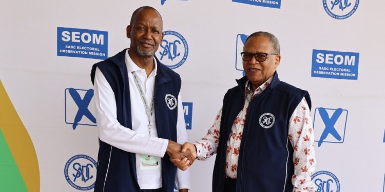 SADC Executive Secretary Elias Mpedi Magosi with SEOM Head Themba Nhlanganiso Masuku in Lilongwe for Malawi elections
