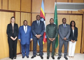 Prime Minister Russell Mmiso Dlamini with MozParks General Director Onório Manuel, Eswatini’s Ambassador to Mozambique Mlondi Dlamini, and other officials during a courtesy visit at the Private and Cabinet Office.